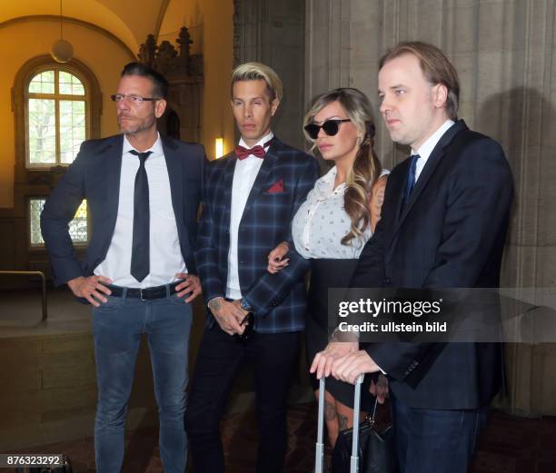 Anwalt Christian Simonis , Anwalt Burkhard Benecken, Sänger Florian Wess, Model Gina-Lisa Lohfink aufgenommen im Amtsgericht Tiergarten beim Prozess...