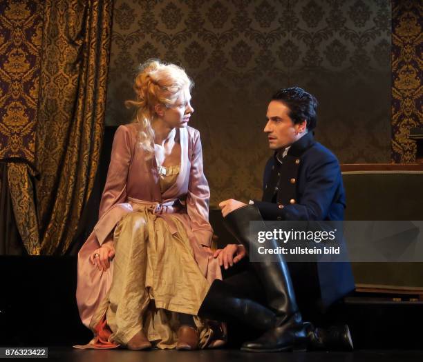 Die Schauspieler Oliver Mommsen , Katharina Schlothauer aufgenommen bei Proben zu dem Theaterstück Minna von Barnhelm im Schlosspark Theater in...