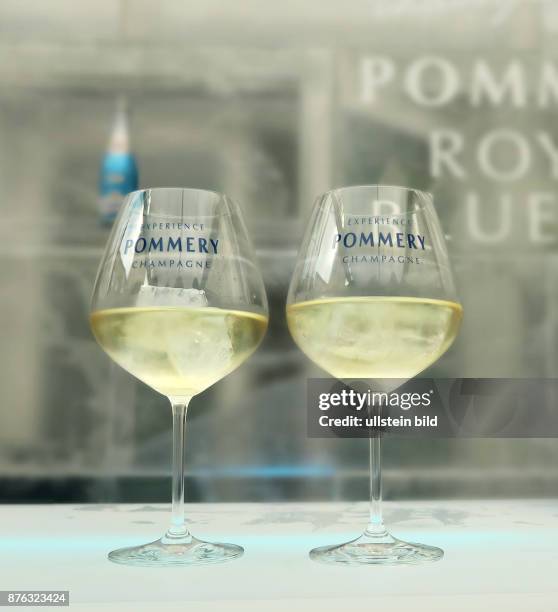 Gefüllte Gläser mit Pommery Champagner an der Champagnerbar aufgenommen beim Gala Fashion Brunch im Hotel Ellington in Berlin Schöneberg