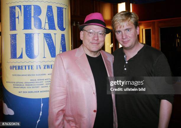 Regisseur Rosa von Praunheim und Freund Oliver Sechting aufgenommen auf der Premierenparty von der Operette Frau Luna im Tipi am Kanzleramt in Berlin...