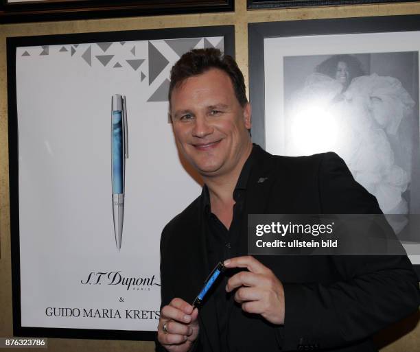 Designer Guido Maria Kretschmer aufgenommen bei der Präsentation von seinem für S.T.Dupont entworfenen Kugelschreiber in der Catwalk Bar in Berlin