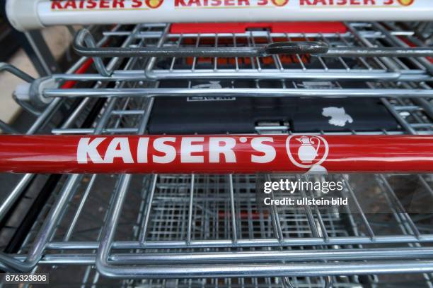 Einkaufswagen vor einer Filiale vom Supermarkt Kaiser's aufgenommen in Berlin Mariendorf