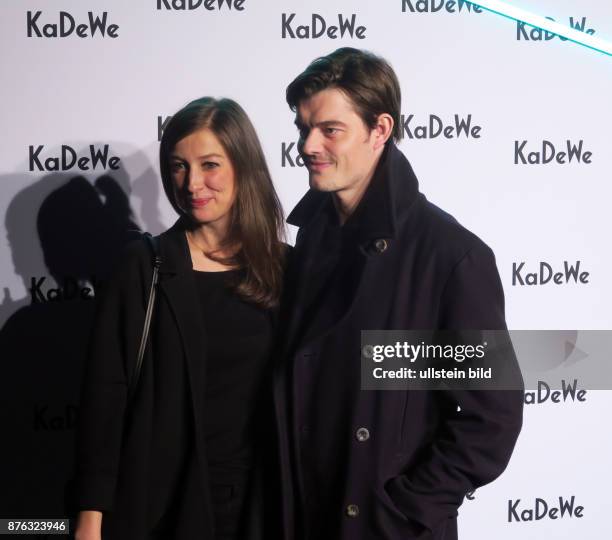 Schauspielerin Alexandra Maria Lara und Freund Sam Riley aufgenommen im KadeWe in Berlin Schöneberg. Eine Umbauphase ist beendet und wurde mit On a...