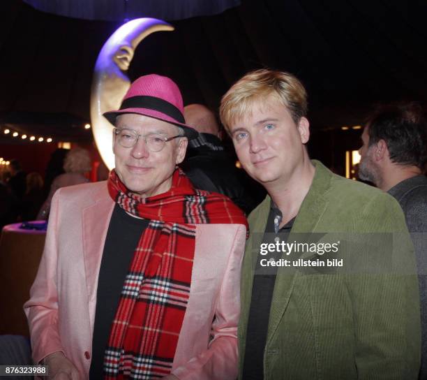 Regisseur Rosa von Praunheim und Freund Oliver Sechting vl aufgenommen auf der Premierenparty von der Operette Frau Luna im Tipi am Kanzleramt in...