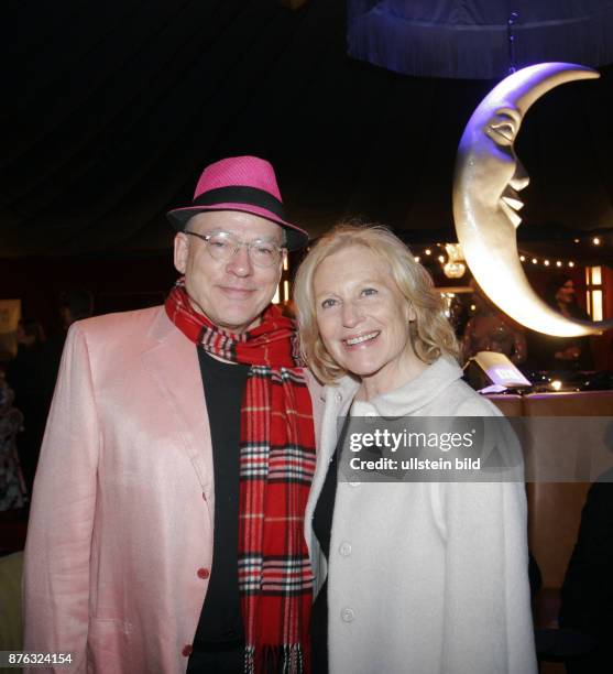 Regisseur Rosa von Praunheim, Schauspielerin Maren Kroymann aufgenommen auf der Premierenparty von der Operette Frau Luna im Tipi am Kanzleramt in...