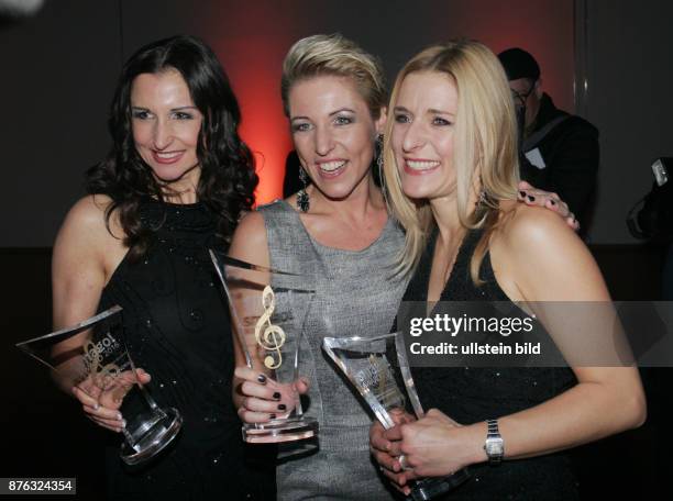 Die Geschwister Anita Hofmann und Alexandra Hofmann, Sängerin Stefanie Hertel vl aufgenommen beim Smago! Award, schlagermagazin online Award im Hotel...