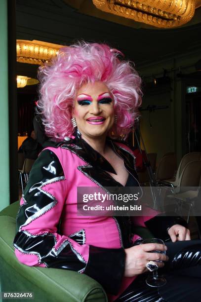 Bodyguard und Leibwächter Eddy Kante stellt im Grünen Salon der Volksbühne seine Autobiografie In meinem Herzen kocht das Blut vor. Dragqueen Olivia...