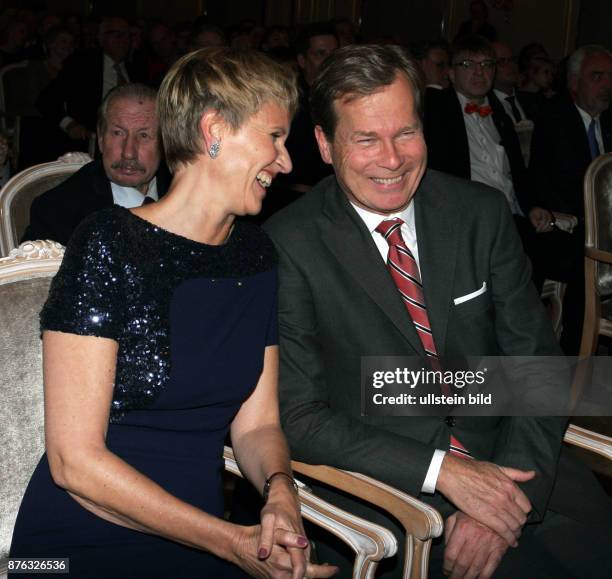 Unternehmerin Susanne Klatten und Ehemann Jan aufgenommen bei der Verleihung vom Preis Goldene Erbse im Hotel Adlon in Berlin Mitte. Der Preis wird...