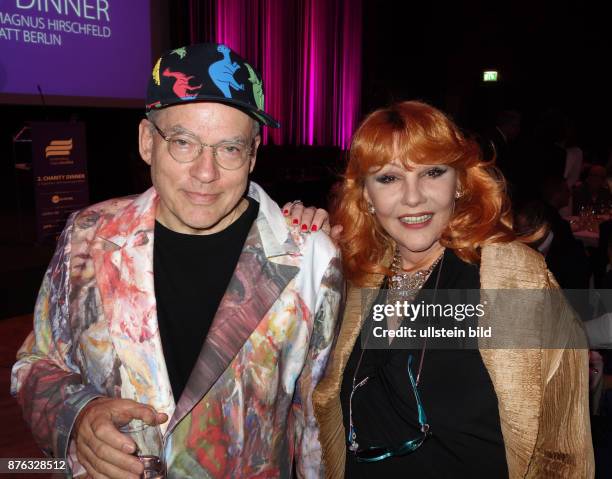 Regisseur Rosa von Praunheim, Sängerin Romy Haag vl aufgenommen bei Charity Dinner für die Magnus Hirschfeld Stiftung im Hotel Hyatt in Berlin. Der...