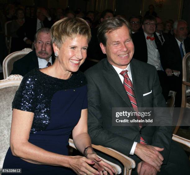 Unternehmerin Susanne Klatten und Ehemann Jan aufgenommen bei der Verleihung vom Preis Goldene Erbse im Hotel Adlon in Berlin Mitte. Der Preis wird...