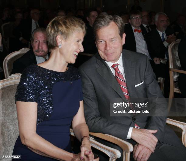 Unternehmerin Susanne Klatten und Ehemann Jan aufgenommen bei der Verleihung vom Preis Goldene Erbse im Hotel Adlon in Berlin Mitte. Der Preis wird...