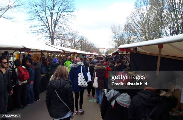 Der Flohmarkt aufgenommen im Mauerpark in Berlin Prenzlauer Berg