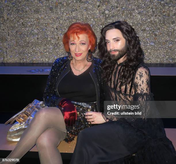 Schauspielerin Zazie de Paris, Sängerin Conchita Wurst vl aufgenommen auf der Gala vom schwul-lesbischen Filmpreis Teddy im Haus der Berliner...