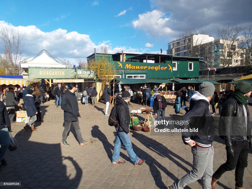 Der Flohmarkt und der Mauersegler aufgenommen im Mauerpark in Berlin Prenzlauer Berg