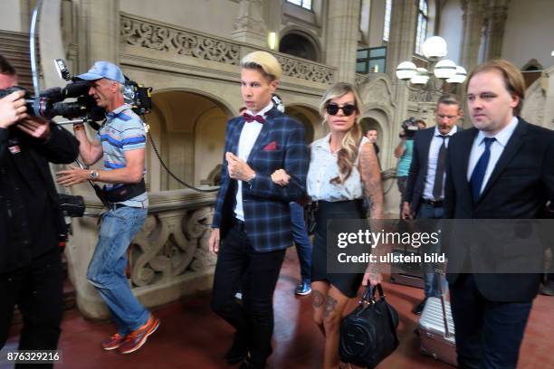 Anwalt Christian Simonis , Anwalt Burkhard Benecken, Sänger Florian Wess, Model Gina-Lisa Lohfink aufgenommen im Amtsgericht Tiergarten beim Prozess...