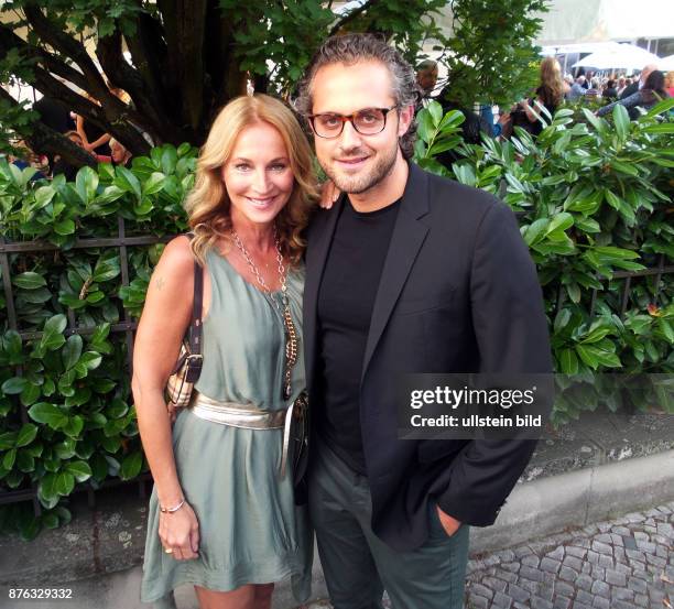 Die Schauspielerin Caroline Beil und Freund Philipp Sattler aufgenommen bei der Premiere von Honig im Kopf im Schlosspark Theater in Berlin Steglitz