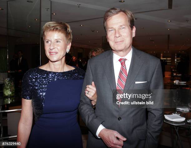 Unternehmerin Susanne Klatten und Ehemann Jan aufgenommen bei der Verleihung vom Preis Goldene Erbse im Hotel Adlon in Berlin Mitte. Der Preis wird...