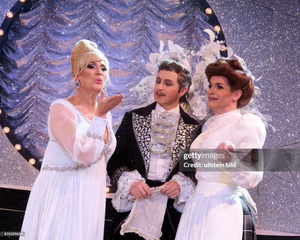 Andreja Schneider (Frau Luna), Tobias Bonn (Haushofmeister Theophil), Christoph Marti (Frau Pusebach) vl aufgenommen bei Proben zu der Operette Frau Luna von Paul Lincke im Tipi am Kanzleramt in Berlin Tiergarten. Regie führt Bernd Mottl