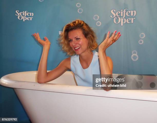 Sängerin Ella Endlich aufgenommen bei der Premiere von der Revue Seifenoper im Wintergarten in Berlin Tiergarten