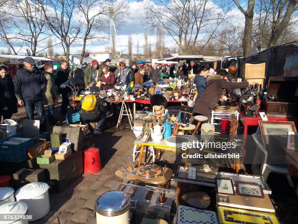 Der Flohmarkt aufgenommen im Mauerpark in Berlin Prenzlauer Berg