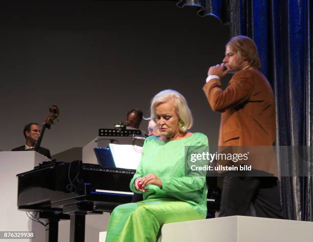 Sängerin Angelika Milster , Schauspieler Tobias Licht aufgenommen bei Proben zu dem Musicaldrama Doris Day Day By Day im Schlosspark Theater in...
