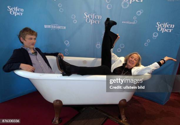 Tänzerin Roswitha Völz und Enkel Jim aufgenommen bei der Premiere von der Revue Seifenoper im Wintergarten in Berlin Tiergarten