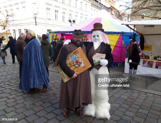 Schauspieler verkleidet als Heinrich Zille und der Osterhase aufgenommen auf dem Frühlingsmarkt, Ostermarkt im Nikolaiviertel in Berlin Mitte