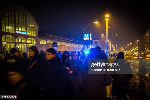 Deutschland Germany Berlin Szene auf der Warschauer Brücke in Berlin-Friedrichshain.Menschen im Gegenlicht eines Blaulichtes einer Polizeistreife an...