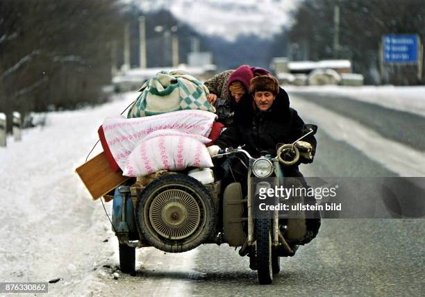 Tschetschenische Flüchtlinge verlassen Grosny auf einem Motorrad mit Beiwagen - Januar 1995
