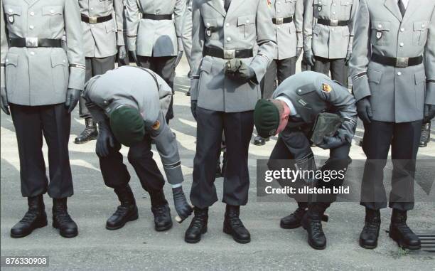 Öffentliches Gelöbnis von Rekruten in Berlin. Soldaten putzen ihre Stiefel