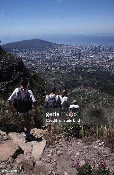 Wanderer am Tafelberg; zu ihren Füssen die Stadt - November 1999
