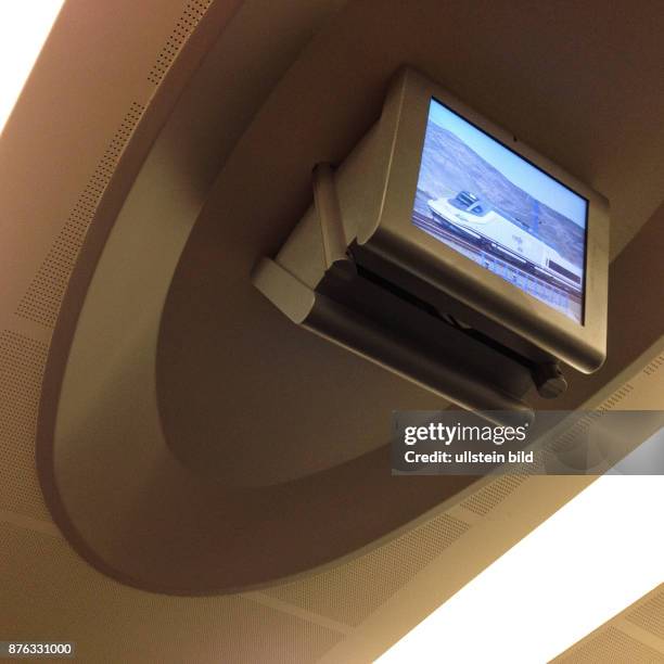 Spanien Madrid Fernseher in einem Zug von Renfe auf dem Weg von Sevilla nach Madrid.