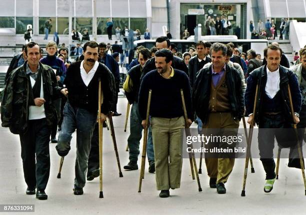 Flüchtlinge aus Srebrenica sind in Tuzla auf dem Weg zur Prothesenanprobe. April 1993