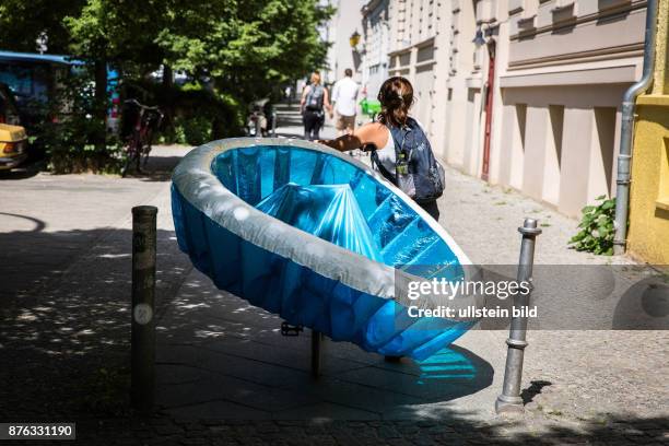 Deutschland Germany Berlin Eine Frau transportiert ein Planschbecken auf ihrem Fahrrad in Berlin-Prnezlauer Berg.