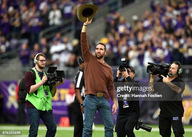 Former Minnesota Vikings player Jared Allen waves to the crowd after being introduced as an honorary captain before the game against the Los Angeles...