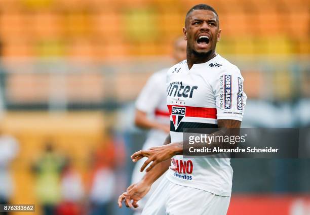 Junior Tavares of Sao Paulo in action during the match against Botafogo for the Brasileirao Series A 2017 at Pacaembu Stadium on November 19, 2017 in...