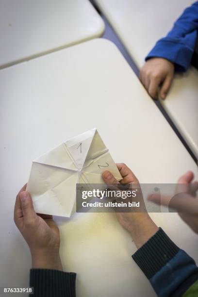 Deutschland Germany Berlin Arabische Schulstunde in der Grundschule Wedding. Schüler spielen Himmel und Hölle.