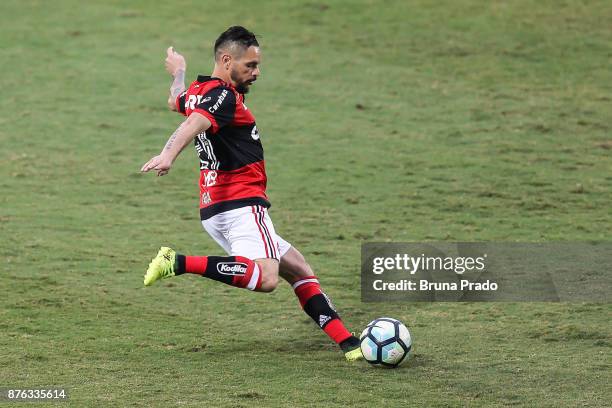 Para of Flamengo during the Brasileirao Series A 2017 match between Flamengo and Corinthians at Ilha do Urubu Stadium on November 19, 2017 in Rio de...