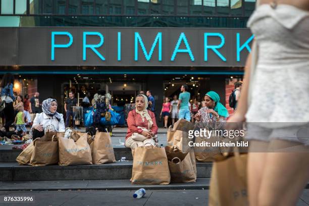 Deutschland Germany Berlin Kopftuchtragende Frauen mit Einkaufstüten vor der Primark-Filliale auf dem Alexanderplatz. Sie räumen ihren Platz um einem...