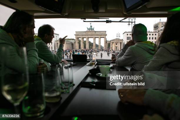 Deutschland Germany Berlin Exklusives Essenserlebnis in einem Bus mit integrierter Küche, dem Gormetliner, der die Sehenswürdigkeiten von Berlin...