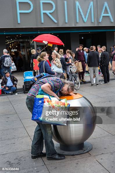 DEU Deutschland Germany Berlin Ein Pfandflaschen-Sammler vor der... News Photo