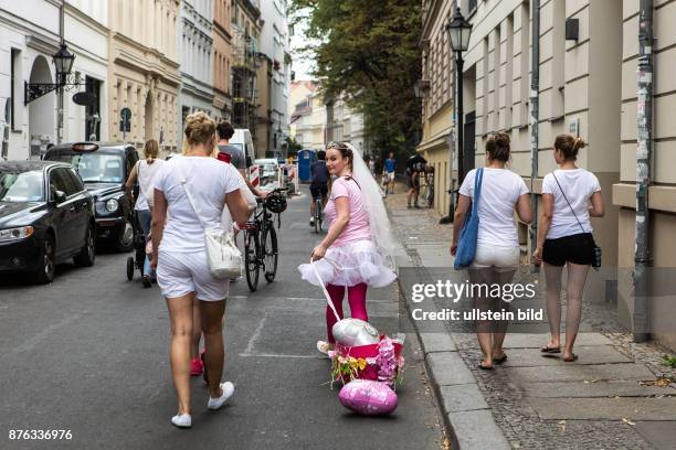 Deutschland Germany Berlin Braut mit Freundinnen feiert den letzten Tag vor der Hochzeit.