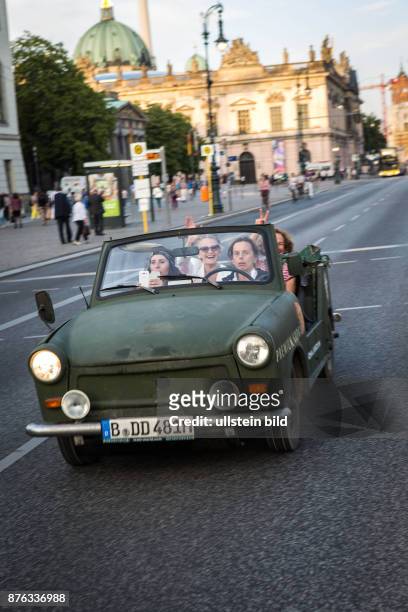 Deutschland Germany Berlin Touristen fahren mit alten Autos der DDR-Marke Trabant durch die Stadt. Die Touren werden von der Firma ' Trabi-World'...