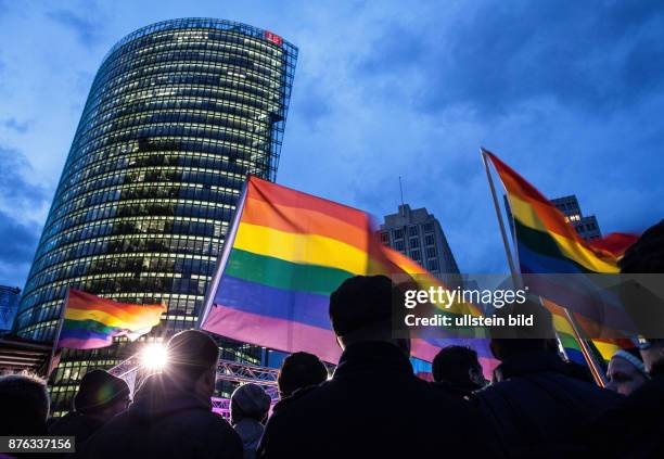 Deutschland Germany Berlin Demonstration gegen Homophobie und die russische Gesetzgebung auf dem Potsdamer Platz.