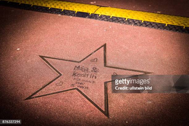 Deutschland Germany Berlin Stern mit selbstgeschriebenen Namen auf dem Boulevard der Stars während der 66. Berlinale, dem Internationale Filmfestival...