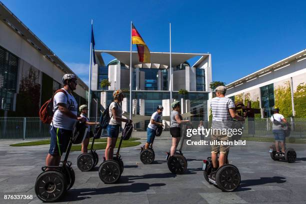 Deutschland Germany Berlin Touristen vor dem Bundeskanzleramt, auch Waschmaschine oder Kohlosseum genannt.