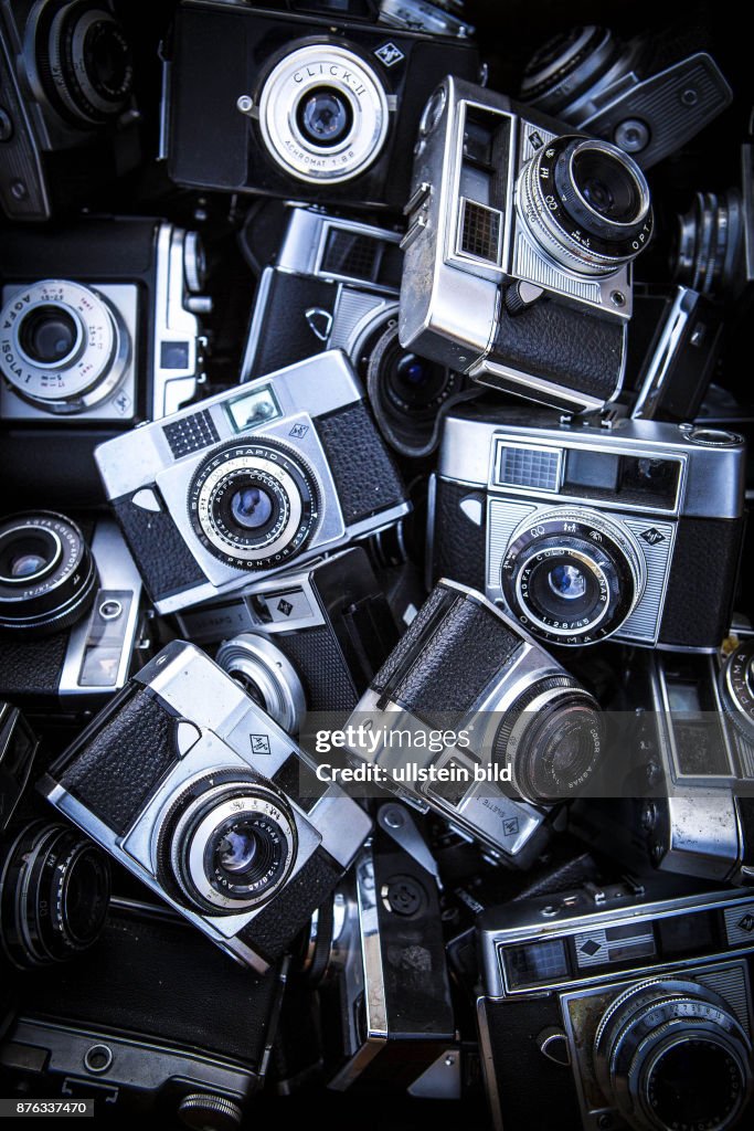 DEU Deutschland Germany Berlin Analoge Sucherkameras liegen in der Auslage eines Verkäufers auf dem Flohmarkt vor dem Schöneberger Rathaus. Seit der Vorherrschaft der Digitalkameras sind die mit Film zu bestückenden Vorgänger sehr günstig zu erwerben.