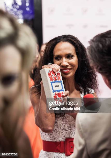 Deutschland Germany Berlin Galaveranstaltung zur Preisverleihung des Bambi 2013 im Stella Musical Theater am Potsdamer Platz. Barabara Becker mit...