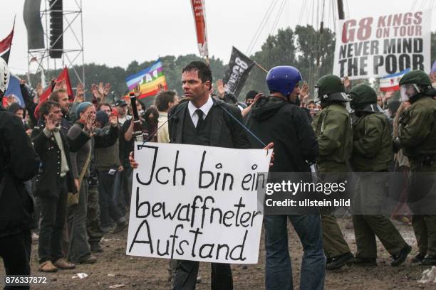 Grossdemonstration gegen den G 8 Gipfel in Rostock. Demonstrant mit Schild Ich bin ein bewaffneter Aufstand