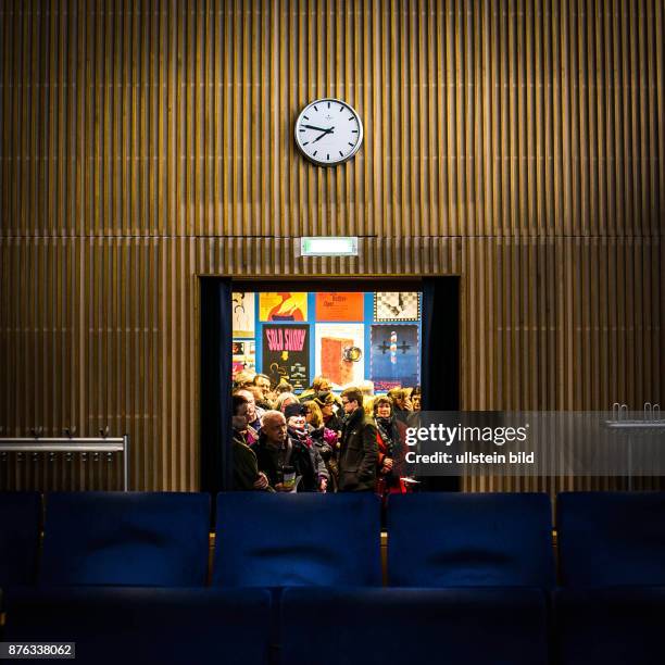 Deutschland Germany Berlin 65. Berlinale, das Internationale Filmfestival in der deutschen Hauptstadt. Publikum wartet auf Einlass im Zeughauskinos.